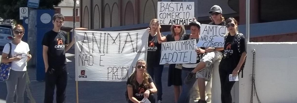 Manifestação contra feira de animais no shopping L’américa, em Bento Gonçalves-RS